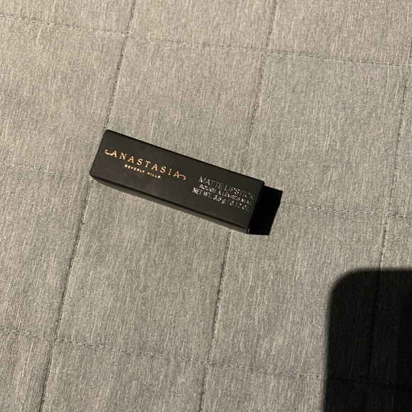 ** SOLD ** ANASTASIA BEVERLY HILLS Matte Lipstick (Dread) - Picture 6 of 7